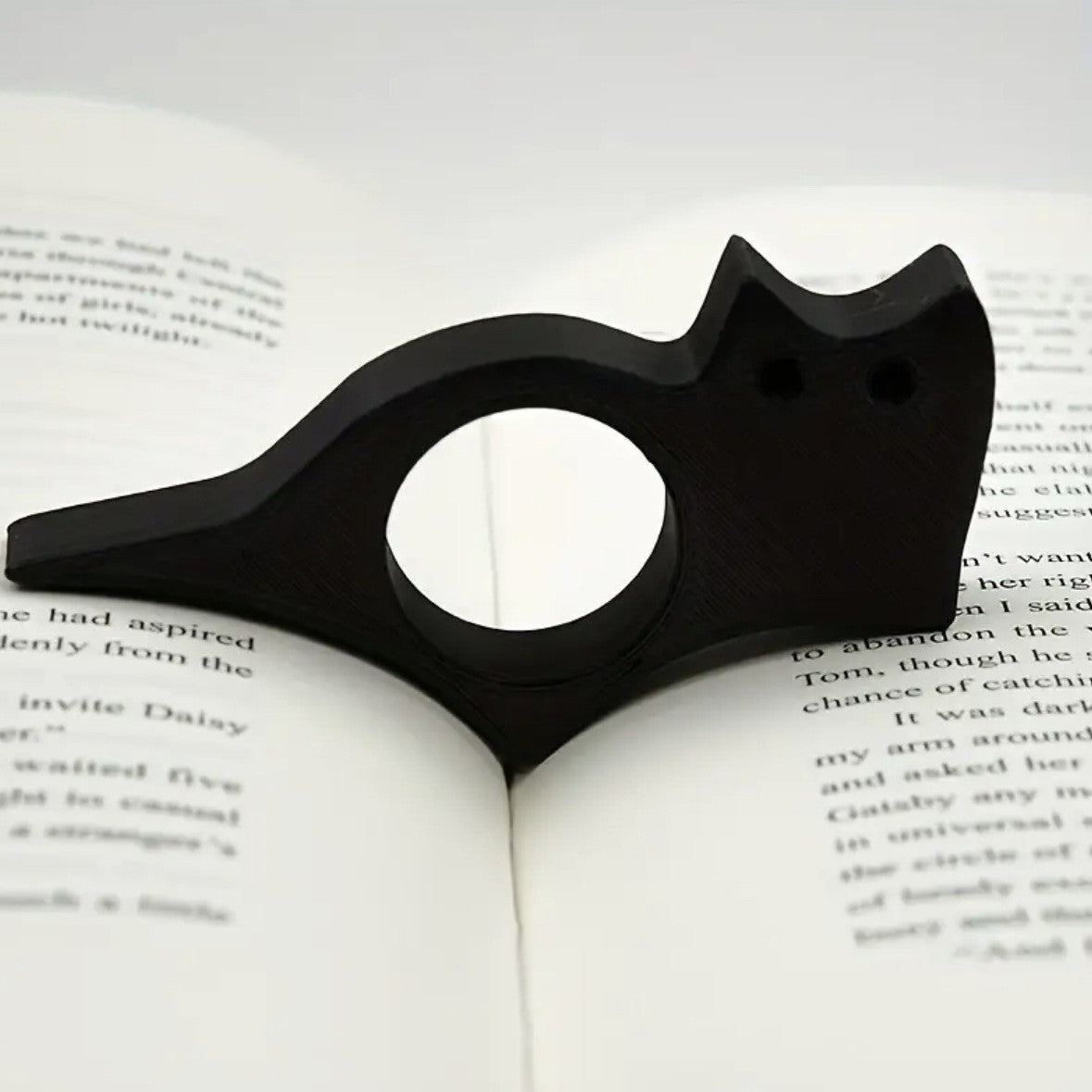 Cat Shape Thumb Book Holder – Portable Page Holder Ring for Reading, Book Lovers & Hands-Free Page Support